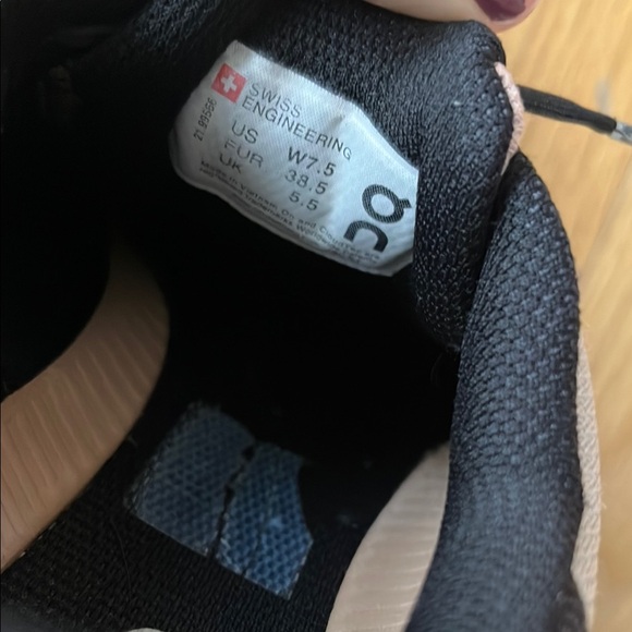 On Running Black and White Athletic Shoes Sleek Design - Picture 3 of 10